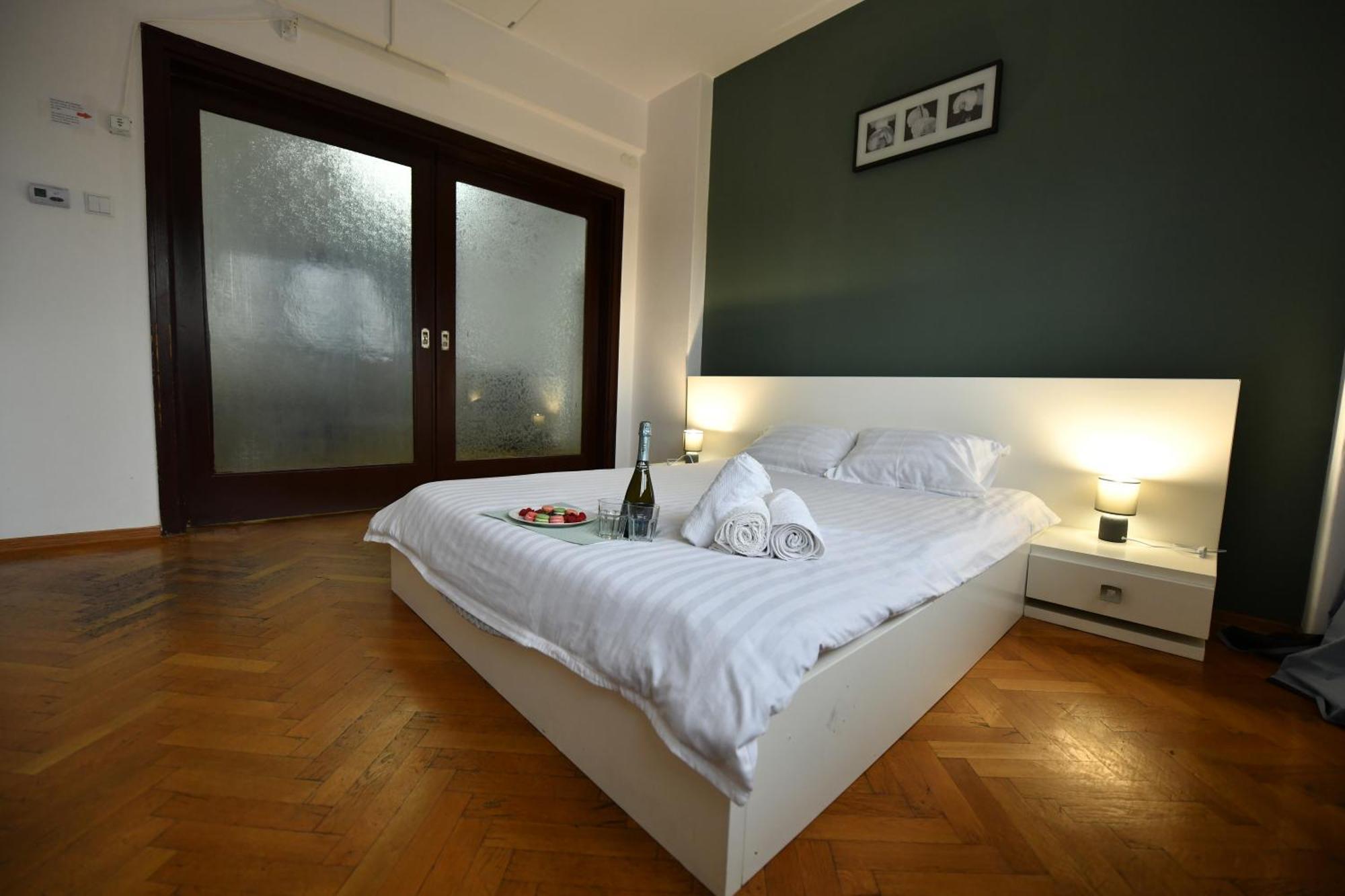 Boulevard View 2br In Old Town Bucureşti