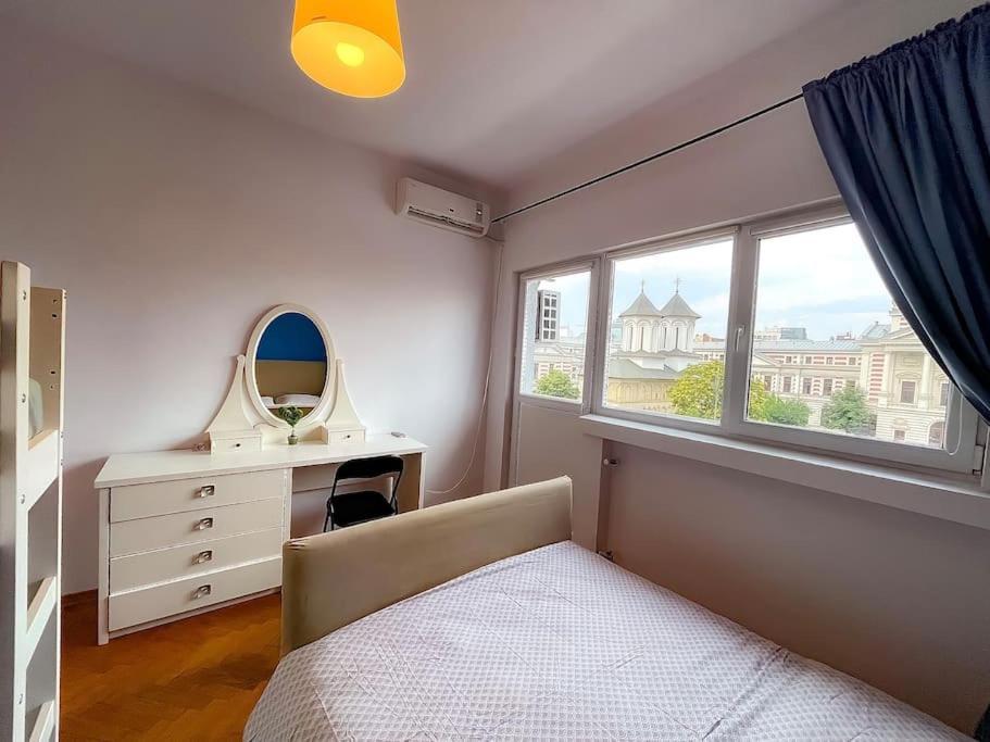 Boulevard View 2br In Old Town * Bucureşti
