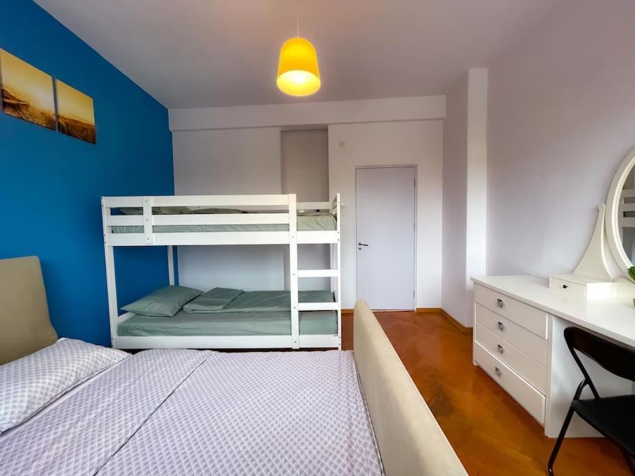 Boulevard View 2br In Old Town Bucureşti